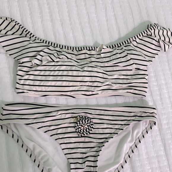 Black & White Stripped Vince Camuto 2 Piece Bathing Suit w/ Adjustable Strap - Picture 1 of 10